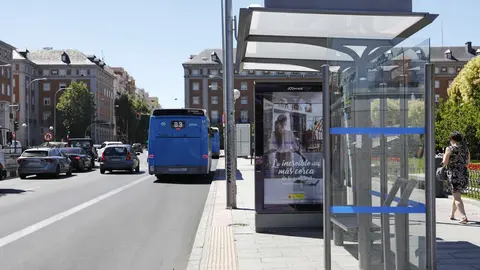 Un autob&uacute;s urbano de la EMT circula por las inmediaciones del intercambiador de Moncloa, en Madrid (Espa&ntilde;a), a 1 de julio de 2020. La Consejer&iacute;a de Transportes, Movilidad e Infraestructuras pone en servicio a partir de hoy, d&iacute;a 1 de julio, el cien por cien de la oferta en la red de transporte p&uacute;blico de la Comunidad de Madrid en todos los horarios de lunes a viernes y tambi&eacute;n en fin de semana.

01 JULIO 2020;MONCLOA;EMT;AUTOBUSES;TRANSPORTE;METRO

1/7/2020