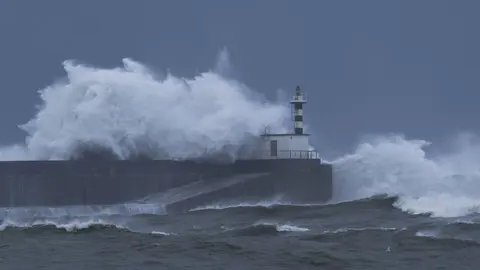Olas rompen contra el faro de la localidad de San Esteban de Pravia (concejo de Muros de Nal&oacute;n, Asturias). La costa asturiana y cant&aacute;brica en general, en alerta roja por fen&oacute;menos costeros asociados a la Borrasca "Bella". 28/12/2020