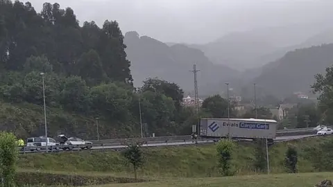 EuropaPress_5269237_accidente_camion_a_8