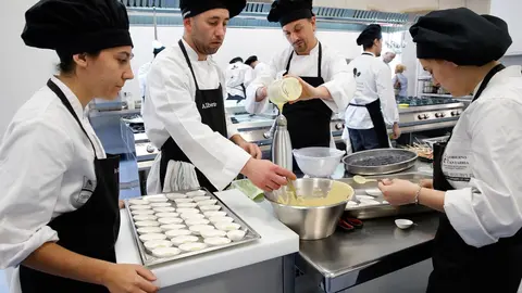 11:00Centro de Formaci&oacute;n Municipal, Avda. Solvay, 22, Barreda, Torrelavega 
El consejero de Econom&iacute;a, Hacienda y Empleo, Juan Jos&eacute; Sota, clausura la escuela taller &lsquo;Torrelavega@tallerdehosteler&iacute;a&rsquo;, sobre cocina, restaurante y bar. 
3 MAY 17