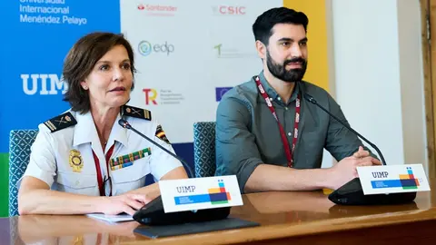 21/6/23  SANTANDER
uimp 
XVI Encuentro Polic&iacute;a Cient&iacute;fica. La Polic&iacute;a Cient&iacute;fica y el espacio de ciencia forense 2.0

Carmen Sol&iacute;s, Comisaria Principal de la Polic&iacute;a Nacional. Comisaria General de Polic&iacute;a Cient&iacute;fica. Directora del curso, Miguel Camacho Collados, inspector Jefe de la Polic&iacute;a Nacional Coordinador de Investigaci&oacute;n Tecnol&oacute;gica y Ciberseguridad. Consejo de Estado

FOTO: Juan Manuel Serrano Arce

