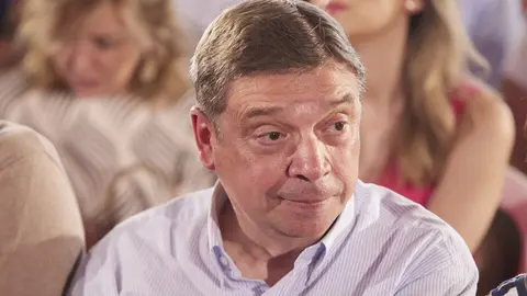 El ministro de Agricultura, Luis Planas, durante el acto p&uacute;blico en la caseta municipal de Dos Hermanas, a 18 de junio de 2023 en Sevilla (Andaluc&iacute;a, Espa&ntilde;a). El presidente del gobierno de Espa&ntilde;a y secretario general del PSOE, Pedro S&aacute;nchez, acude a Dos Hermanas, para intervenir en un acto p&uacute;blico con los militantes del partido socialista.