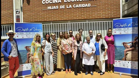 Desfile Verano 2023 - Presentación &middot; Foto familia organizadores y participantes Tito González