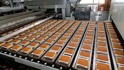 10:30 Sobaos Serafina, Pol&iacute;gono de Raos s/n, Camargo. El vicepresidente y consejero de Universidades, Igualdad, Cultura y Deporte, Pablo Zuloaga, y el consejero de Desarrollo Rural, Ganader&iacute;a, Pesca, Alimentaci&oacute;n y Medio Ambiente, Guillermo Blanco, visitan las instalaciones de esta empresa junto a la ministra de Industria, Comercio y Turismo en funciones, Reyes Maroto. 4 de septiembre de 2019 &copy; Ra&uacute;l Lucio