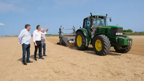 11:00 horas. Embarcadero de Somo. Ribamont&aacute;n al Mar. El consejero de Desarrollo Rural, Ganader&iacute;a, Pesca, Alimentaci&oacute;n y Medio Ambiente en funciones, Guillermo Blanco, presenta la resoluci&oacute;n de las ayudas para la limpieza en playas rurales. 27 de junio de 2023 &copy; Ra&uacute;l Lucio