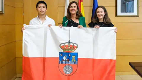 12:00 horas. Sala de Consejo de Gobierno de Cantabria (6&ordf; planta). La consejera de Presidencia, Interior, Justicia y Acci&oacute;n Exterior en funciones, Paula Fern&aacute;ndez, entrega la bandera de Cantabria a los participantes en la ruta Quetzal. 28 de junio de 2023 &copy; Ra&uacute;l Lucio