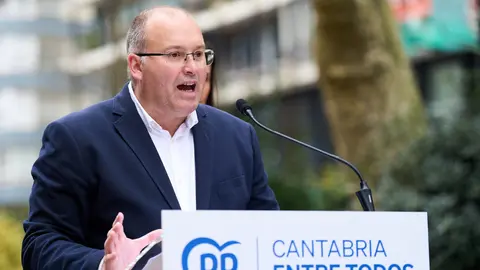 10/3/23  SANTANDER
ep Miguel Tellado  Miguel Tellado Declaraciones del vicesecretario de Organizaci&oacute;n del PP, junto con la presidenta auton&oacute;mica del partido, Mar&iacute;a Jos&eacute; S&aacute;enz de Buruaga, y la alcaldesa de Santander, Gema Igual, en la Alameda de Oviedo




FOTO: Juanma Serrano

