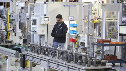 Detalle de un trabajador de la f&aacute;brica durante la visita a la planta del proyecto Re-Factory en el barrio de San Jer&oacute;nimo, a 2 de diciembre de 2022 en Sevilla (Andaluc&iacute;a, Espa&ntilde;a). La marca Renault ha inaugurado hoy la nueva planta Re-Factory en Sevilla. Una planta donde se aplica la econom&iacute;a circular con la reparaci&oacute;n de los veh&iacute;culos se realizan con piezas recicladas con anterioridad.