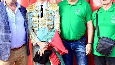 Foto Miembros de la Junta Vecinal de Requejo junto al novillero Daniel Medina