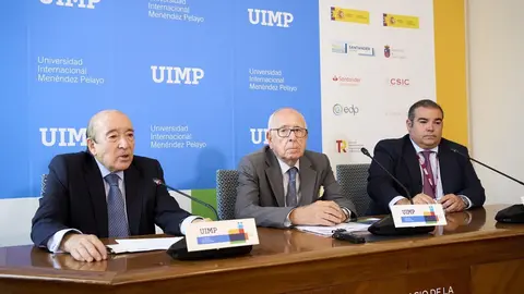13/7/23  SANTANDER
uimp 
C&aacute;ncer de mama: una enfermedad curable
 Armando Tejerina G&oacute;mez, presidente de la Fundaci&oacute;n Tejerina y de la Fundaci&oacute;n de Estudios Mastol&oacute;gicos (FEMA)
Manuel S&aacute;nchez del R&iacute;o, director del encuentro y patrono de la Fundaci&oacute;n de Estudios Mastol&oacute;gicos (FEMA)
Antonio Tejerina Bernal, jefe de cirug&iacute;a del Centro de Patolog&iacute;a de la Mama-Fundaci&oacute;n Tejerina

FOTO: Juan Manuel Serrano Arce
