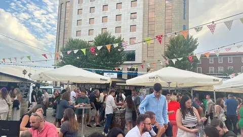 Al fondo de las casetas est&aacute; el hotel Bah&iacute;a de Santander