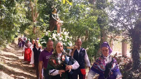 Procesionando hacia la ermita por parajes hermosos