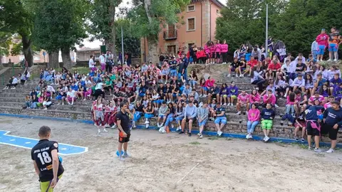 Miembros de pe&ntilde;as siguiendo uno de los juegos programados