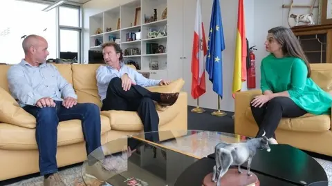 17:30.- Sede de la Consejer&iacute;a. El consejero de Desarrollo Rural, Ganader&iacute;a, Pesca y Alimentaci&oacute;n, Pablo Palencia, se re&uacute;ne con el presidente de la Asociaci&oacute;n Independiente de Ganaderos y Agricultores de Cantabria (AIGAS), Manuel Sainz. 2 de agosto de 2023 &copy; Ra&uacute;l Lucio