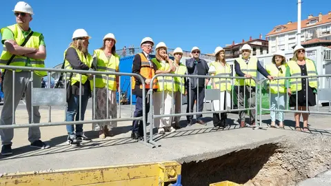 11:00 horas. Puerto de San Vicente de la Barquera. La presidenta de Cantabria, Mar&iacute;a Jos&eacute; S&aacute;enz de Buruaga, y el consejero Ordenaci&oacute;n del Territorio y Medio Ambiente, Roberto Media, ponen la primera piedra del proyecto de ampliaci&oacute;n de la f&aacute;brica de hielo de San Vicente de la Barquera. 7 de agosto de 2023 &copy; Ra&uacute;l Lucio