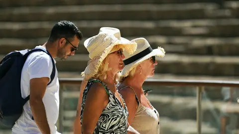 Varias personas personas intentan protegerse de las altas temperaturas que azotan estos d&iacute;as la capital malague&ntilde;a que ha superado los 42 grados de temperaturas siendo unas de las ciudades con la temperaturas m&aacute;s alta y donde la ola de calor empieza a remitir en toda Espa&ntilde;a, aunque se resiste a abandonar la provincia, donde se ha vuelto a vivir este jueves una jornada t&oacute;rrida, con temperaturas que por segundo d&iacute;a consecutivo han superado los 42 grados en la capital y distintos puntos del Valle del Guadalhorce a 3 de agosto de 2023 en M&aacute;laga, Andaluc&iacute;a.//&Aacute;lex Zea.