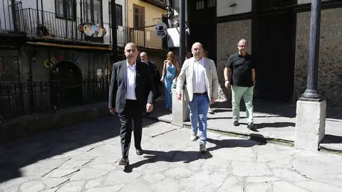 12:30 horas. Ayuntamiento de Laredo
El consejero de Fomento, Ordenaci&oacute;n del territorio y Medio Ambiente, Roberto Media, realiza una visita institucional al Ayuntamiento de Laredo. Habr&aacute; declaraciones a los medios en la Plaza Marqu&eacute;s de Albaida Puebla Vieja. 8 AGOSTO 2023 &nbsp;&copy; Miguel De la Parra