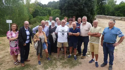 Reunion de la Quinta del 58 de Campoo de Suso en el puente de Ria&ntilde;o