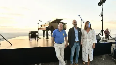 21:00 horas. Pe&ntilde;a Cabarga
El consejero de Educaci&oacute;n, Formaci&oacute;n Profesional y Universidades, Sergio Silva, asiste al concierto de Carmen Par&iacute;s, que inaugura el ciclo &lsquo;Cantabria Infinita. Panor&aacute;mica 2023&rsquo;. 19 AGOSTO 2023 &copy; Gobierno de Cantabria