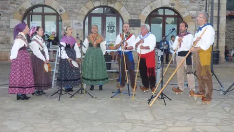 Actuaci&oacute;n del grupo Arvejales