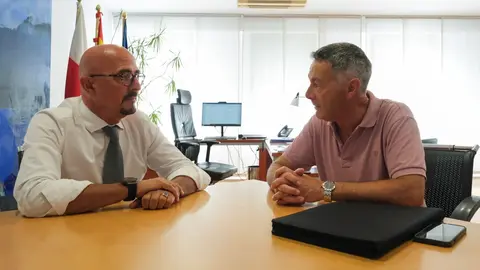 12:30 horas. Sede de la Consejer&iacute;a de Salud. El consejero de Salud, C&eacute;sar Pascual, recibe al alcalde de Campoo de Enmedio, Pedro Manuel Mart&iacute;nez Garc&iacute;a. 22 de agosto de 2023 &copy; Ra&uacute;l Lucio
