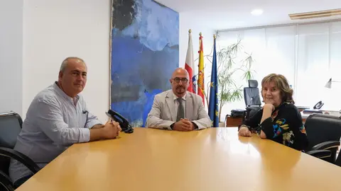 11:00 horas. Consejer&iacute;a de Salud, (despacho consejero). Calle Federico Vial, 13 Santander. El consejero de Salud, C&eacute;sar Pascual, recibe a la presidenta de ADANER Cantabria, Carmen Grandas. 22 de agosto de 2023 &copy; Ra&uacute;l Lucio