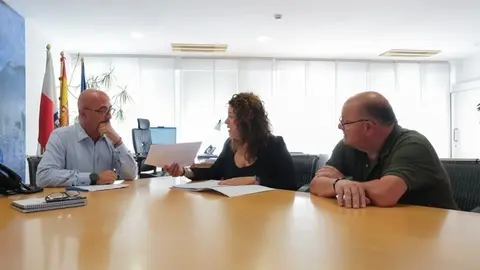 13.00 horas. Despacho del consejero. El consejero de Salud, C&eacute;sar Pascual, recibe a la alcaldesa de Valle de Villaverde, Esther G&oacute;mez. 23 de agosto de 2023 &copy; Ra&uacute;l Lucio