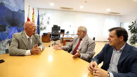 El consejero de Salud, C&eacute;sar Pascual, recibe al presidente y al director de Mutua Monta&ntilde;esa, Luis Miguel Garc&iacute;a y Alberto Mart&iacute;nez, respectivamente.
25 ago 23