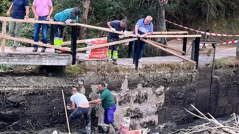 El alcalde supervisa los trabajos del personal municipal, en el momento de la reparaci&oacute;n de la presa del Nacimiento del Ebro (1)