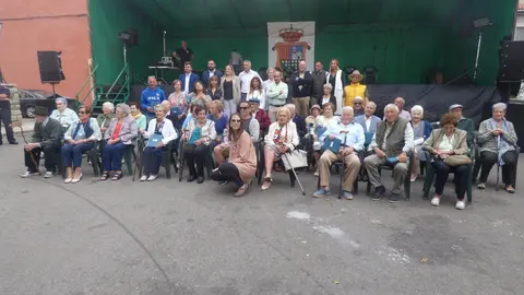 Fotograf&iacute;a de familia en homenaje al beb&eacute; y mayores de 90 a&ntilde;os del municipio