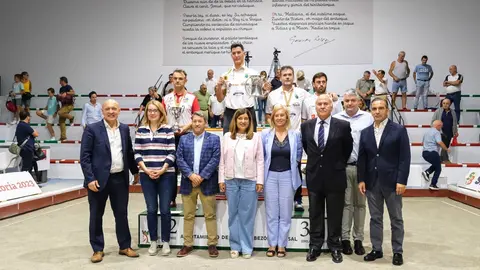 20:00 horas. Bolera Santiago Galas. Ontoria, Cabez&oacute;n de la Sal. La presidenta de Cantabria, Mar&iacute;a Jos&eacute; S&aacute;enz de Buruaga, acompa&ntilde;ada de varios miembros del Gobierno, asiste a la final de la Semana Bol&iacute;stica de Cantabria. 1 de septiembre de 2023 &copy; Ra&uacute;l Lucio