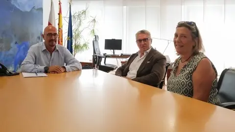 12.00 horas. Despacho del consejero. El consejero de Salud, C&eacute;sar Pascual, recibe al presidente y gerente de la AECC Cantabria, Pedro Prada y a Celia Garc&iacute;a Horta. 23 de agosto de 2023 &copy; Ra&uacute;l Lucio