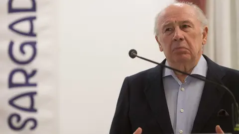 Ribadeo, Lugo. El exPresidente del FMI y ex Vicepresidente del Gobierno con Jos&eacute; Mar&iacute;a Aznar, Rodrigo Rato, imparte una conferencia en el Hotel Voar de Ribadeo en la que es su primera comparecencia p&uacute;blica tras su absoluci&oacute;n por el caso Bankia. En la imagen, Rato durante la conferencia, en la noche del viernes 27 de enero