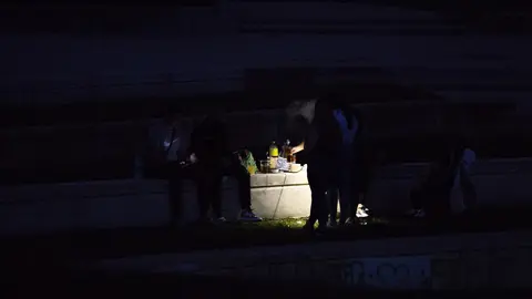 Varios j&oacute;venes se concentran en el Parque Tierno Galv&aacute;n, una de las zonas de la capital proclives a la realizaci&oacute;n de botellones, a 15 de mayo de 2021, en Madrid (Espa&ntilde;a). Madrid ha reforzado el dispositivo de la Polic&iacute;a Municipal para este San Isidro, apoyo que arranc&oacute; a las 20 horas de ayer viernes y se prolongar&aacute; durante todo el fin de semana. El objetivo del operativo policial es evitar la posible aglomeraci&oacute;n de personas, hacer cumplir la normativa sanitaria y evitar la venta ambulante y el consumo de alcohol en v&iacute;a p&uacute;blica, ha informado el &Aacute;rea de Seguridad y Emergencias del Ayuntamiento de Madrid.