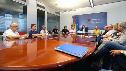 16:00 horas. Sal&oacute;n de actos de la Consejer&iacute;a. Planta 0. El consejero de Desarrollo Rural, Ganader&iacute;a, Pesca y Alimentaci&oacute;n, Pablo Palencia, se re&uacute;ne con las Organizaciones de Productores Agrarios (OPAs), Sindicatos Agrarios, Cooperativas Agrarias, Federaci&oacute;n de Razas C&aacute;rnicas, AFCA y el Colegio Oficial de Veterinarios de Cantabria para informar del estado de la situaci&oacute;n del brote de la Enfermedad Hemorr&aacute;gica Epizo&oacute;tica en Espa&ntilde;a y su impacto en Cantabria. 4 de septiembre de 2023 &copy; Ra&uacute;l Lucio