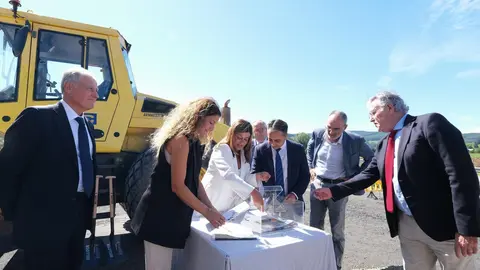 12:00 horas. Parbay&oacute;n (Pi&eacute;lagos). La presidenta de Cantabria, Mar&iacute;a Jos&eacute; S&aacute;enz de Buruaga, acompa&ntilde;ada de varios consejeros, pone la primera piedra del Centro Log&iacute;stico de La Pasiega. 5 de septiembre de 2023 &copy; Ra&uacute;l Lucio