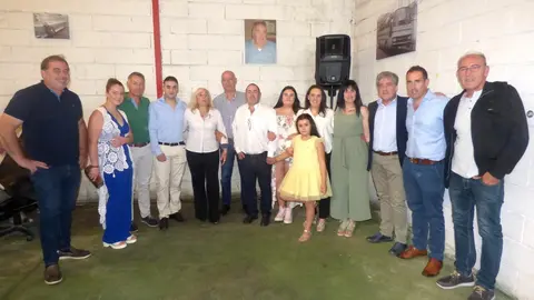 La familia Mu&ntilde;oz con los alcaldes de la comarca