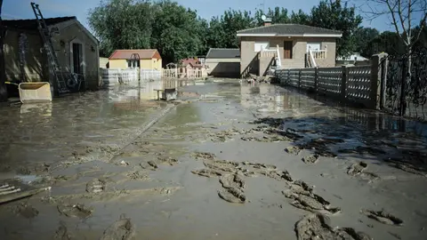 Continuan los trabajos de limpieza tras las lluvias torrenciales que anegaron gran parte de Escalona tras el paso de la DANA