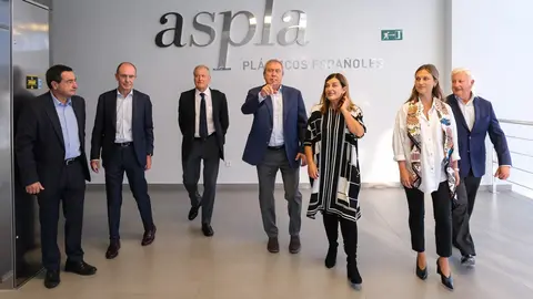 09:00.- Parque Empresarial Besaya (Reoc&iacute;n). La presidenta de Cantabria, Mar&iacute;a Jos&eacute; S&aacute;enz de Buruaga, y el consejero de Industria, Empleo, Innovaci&oacute;n y Comercio, Eduardo Arasti, visitan las instalaciones de Armando &Aacute;lvarez. 12 de septiembre de 2023 &copy; Ra&uacute;l Lucio