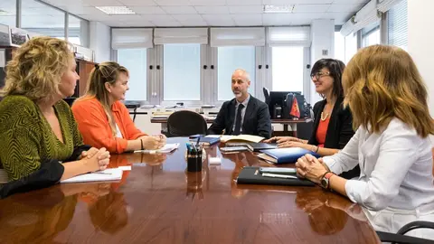 09:00.- Despacho del consejero. El consejero de Educaci&oacute;n, FP y Universidades, Sergio Silva, se re&uacute;ne con la gerente del Cl&uacute;ster Gira, Celia Monsalve, y la directora de Recursos Humanos de Edscha, Patricia Arteaga. 14 de septiembre de 2023 &copy; Ra&uacute;l Lucio