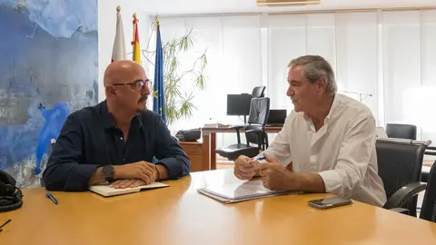11:00.- Despacho del consejero. El consejero de Salud, C&eacute;sar Pascual, recibe al alcalde de Suances, Andr&eacute;s Ruiz Moya. 14 de septiembre de 2023 &copy; Ra&uacute;l Lucio
