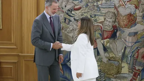 MADRID, 14/09/2023.- Felipe VI reanuda su ronda de reuniones con los nuevos presidentes auton&oacute;micos con la de Cantabria, Mar&iacute;a Jos&eacute; S&aacute;enz de Buruaga (d), este jueves en el Palacio de la Zarzuela. EFE/ Juan Carlos Hidalgo10:30 horas. Palacio de la Zarzuela
La presidenta de Cantabria, Mar&iacute;a Jos&eacute; S&aacute;enz de Buruaga, asiste a la audiencia con el Rey Felipe VI. @EFE 14 sep 2023 