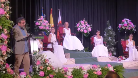 El ganador del concurso nacional de cuentos leyendo su obra-2