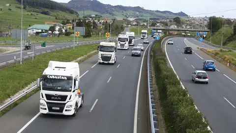 Manifestacion de transportistas, entre Santander y Torrelavega.
21/3/22 Saantander-Torrelavega

FOTOGRAFIA: JUAN MANUEL SERRANO ARCE
