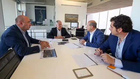 El consejero de Industria, Empleo, Innovaci&oacute;n y Comercio, Eduardo Arasti, recibe a Ferroglobe. 
20 OCT 23