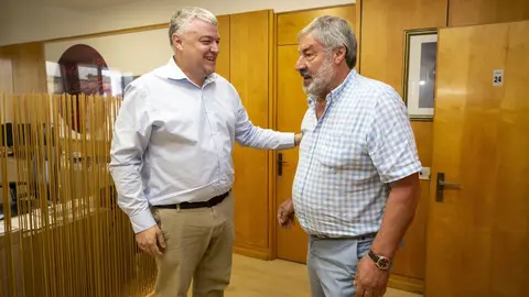 11:00.- Despacho del consejero
El consejero de Econom&iacute;a, Luis &Aacute;ngel Ag&uuml;eros, se re&uacute;ne con el alcalde de Valderredible, Fernando Fern&aacute;ndez. 
3 octubre 2023 &copy; Miguel De la Parra