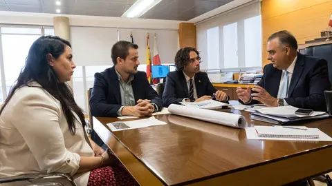 09:00 horas - Despacho del consejero. El consejero de Fomento, Ordenaci&oacute;n al Territorio y Medio Ambiente, Roberto Media, recibe al alcalde de El Astillero, Javier Fern&aacute;ndez Sober&oacute;n. 2 de octubre de 2023 &copy; Ra&uacute;l Lucio