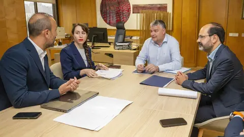 09:15 horas. Despacho del consejero de Econom&iacute;a, Hacienda y Fondos Europeos
El consejero de Econom&iacute;a, Hacienda y Fondos Europeos, Luis &Aacute;ngel Ag&uuml;eros, se
re&uacute;ne con el alcalde de Torrelavega, Javier L&oacute;pez Estrada. 6 octubre 2023 &copy; Miguel De la Parra