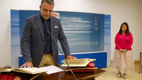 La consejera de Inclusi&oacute;n Social, Juventud, Familias e Igualdad, Bego&ntilde;a G&oacute;mez, preside la toma de posesi&oacute;n del director del Instituto C&aacute;ntabro de Servicios Sociales, Gregorio Lanza Crespo. 9 oct 23