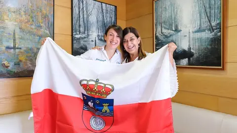 12:00.- Despacho de la presidenta. La presidenta de Cantabria, Mar&iacute;a Jos&eacute; S&aacute;enz de Buruaga, recibe a Sonia Saiz, participante en el Reto Pelayo Vida. 10 de octubre de 2023 &copy; Ra&uacute;l Lucio